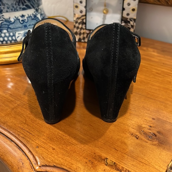 Red Bottoms, pretty. - Picture 3 of 4